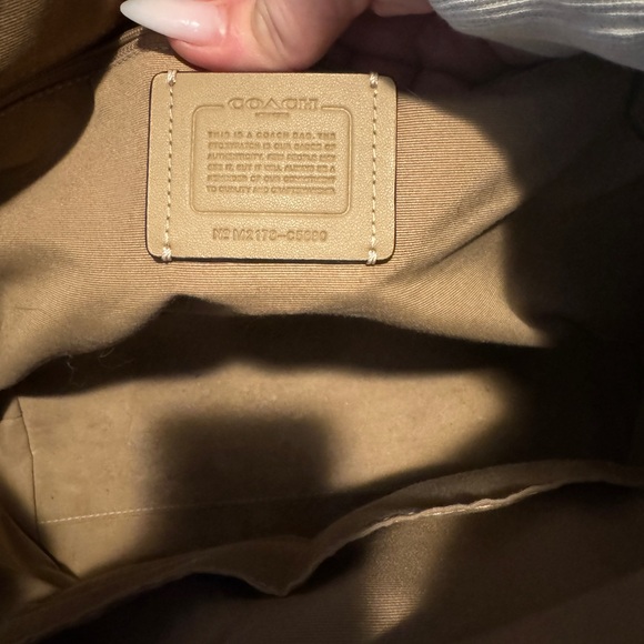 Coach Cream Tote Bag with Textured Leather and Adjustable Strap - Picture 4 of 5